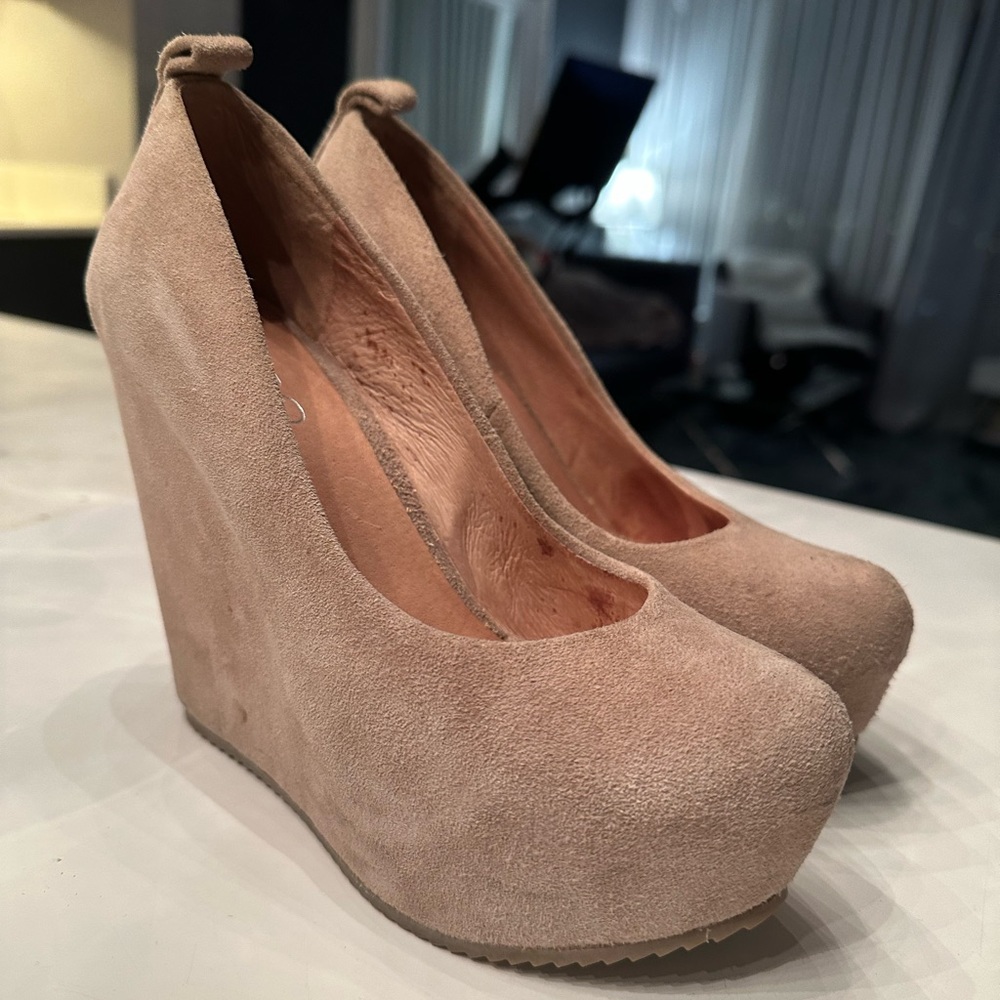 Nude wedges